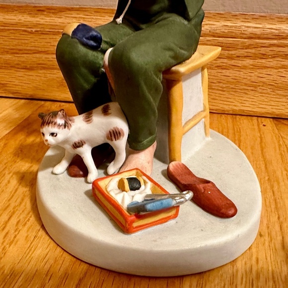 Norman Rockwell collectible porcelain figurine “Man Threading A Needle” - Picture 3 of 8